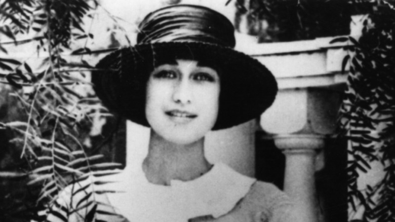 young Wallis Simpson wearing hat