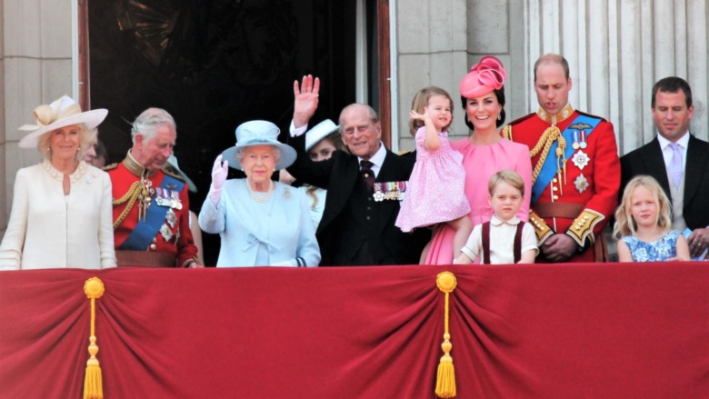 royal family waving