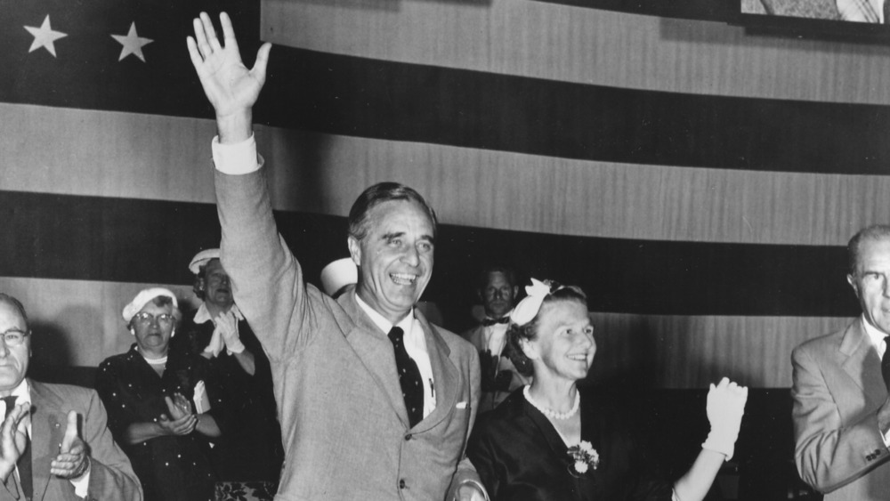 Prescott and Dorothy Bush waving, 1952