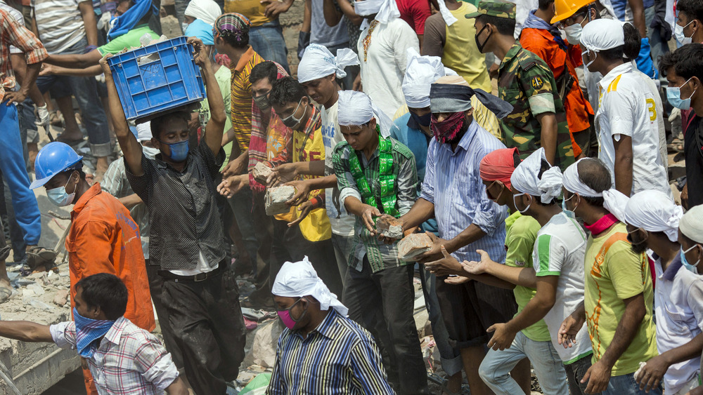 People removing rubble from rana plaza