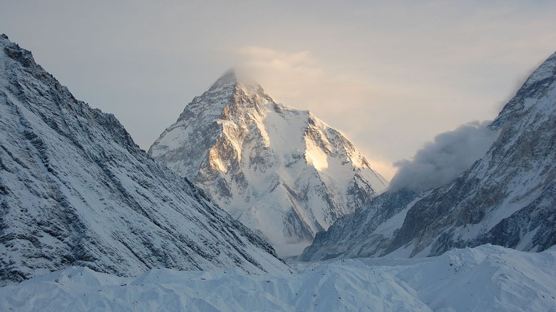 jagged pieak of 2 mountain in the himalayas