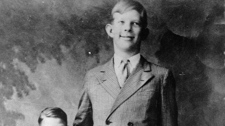 Robert Wadlow and a child smiling 