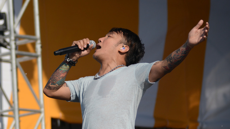 Arnel Pineda singing