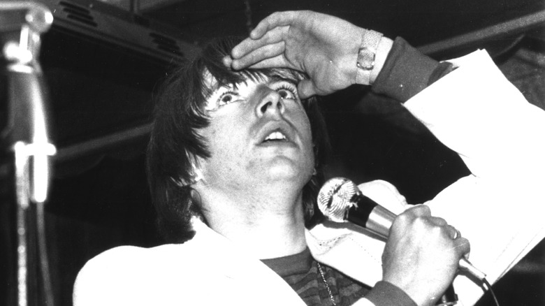 Keith Relf performs live in 1966