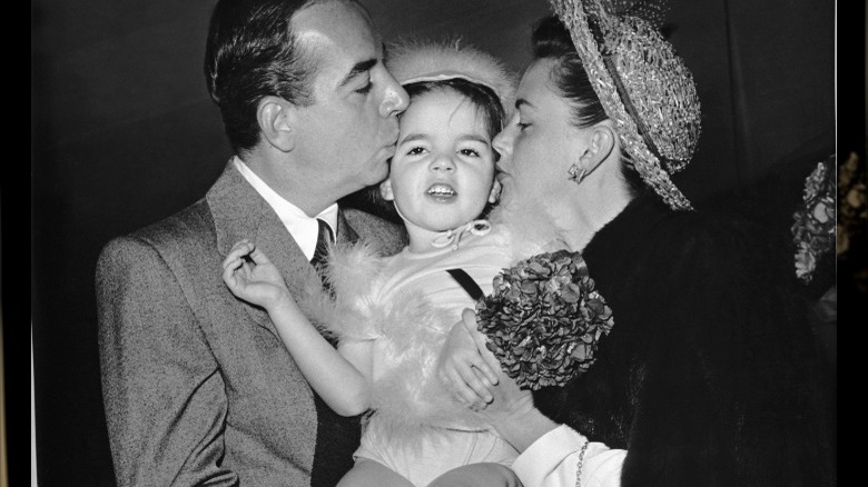 judy garland and vnicente minnelli kissing baby liza minnelli