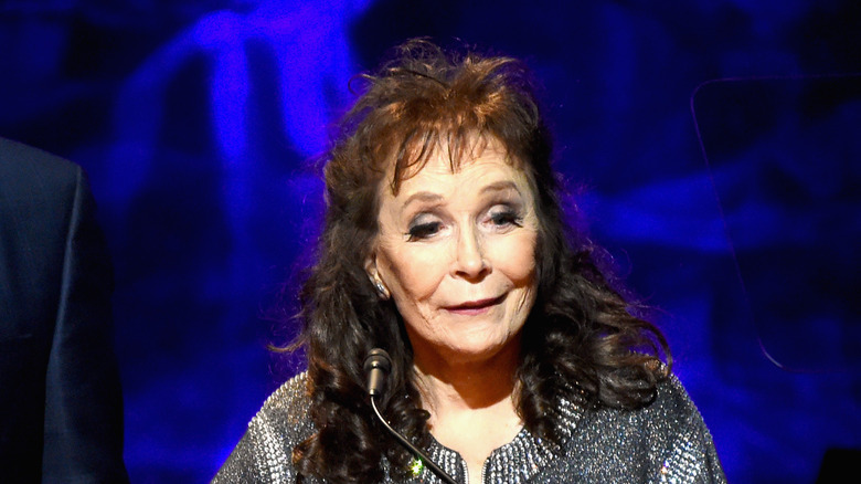 Loretta Lynn at podium