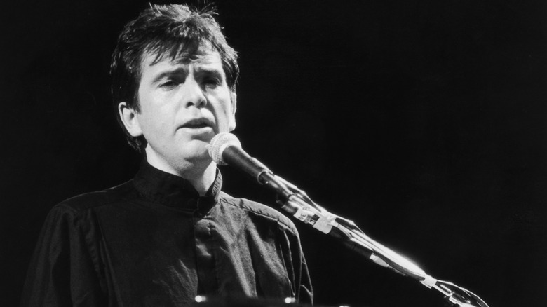 Peter Gabriel singing in1983