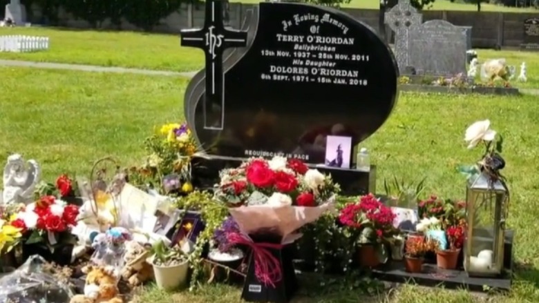 Cropped photo by Sergio Perez Perez of the grave of Dolores O'Riordan at Limerick in 2018, https://creativecommons.org/licenses/by/2.0/