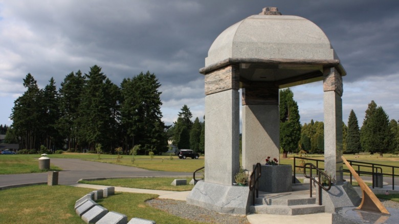 Cropped photo of The Jimi Hendrix Memorial grave site by David Herrera via Flickr, https://creativecommons.org/licenses/by/2.0/