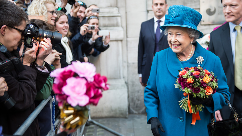 Queen Elizabeth holding her handbag