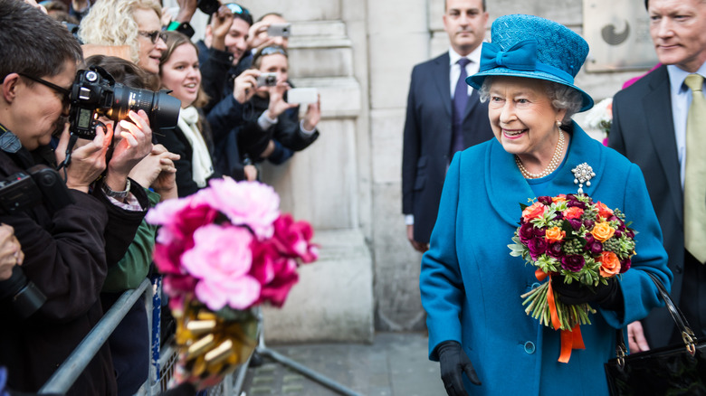 Queen Elizabeth holding her handbag