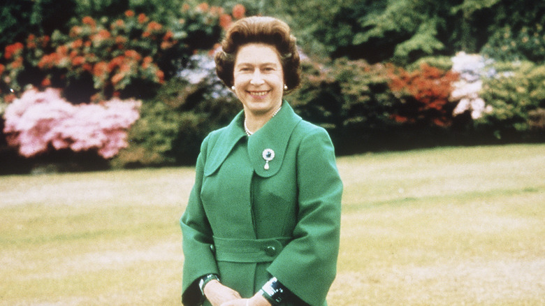 queen Elizabeth wearing green