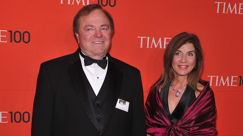 Harold Hamm and Sue Ann Arnall posing for photos