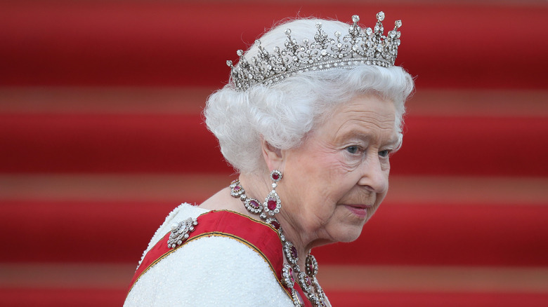 queen elizabeth wearing her crown