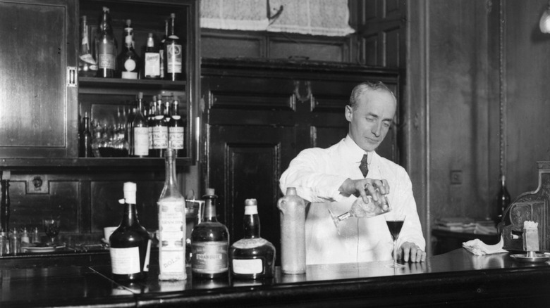 1926 Savoy Hotel barman pouring drinks