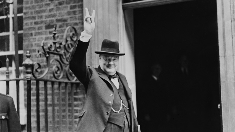 Churchill doing the victory sign