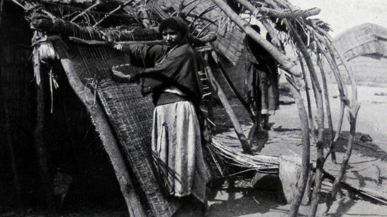 Palestinian Woman 1936 weaving papyrus mat, Al-Salihiyya