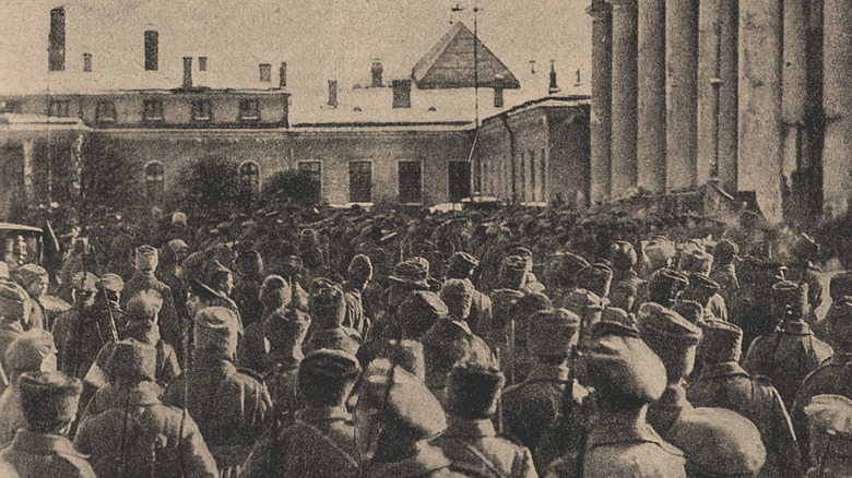 russian revolutionary troops crowded together
