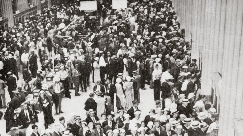 People lining up at a Cleveland bank to withdraw all their money in 1933