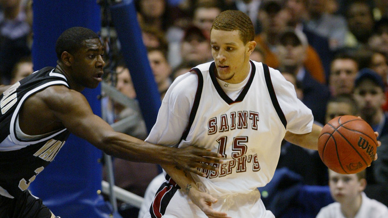 Delonte West posting up