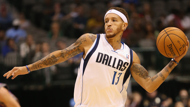 Delonte West throws a pass