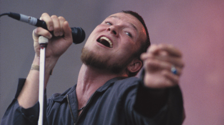 Scott Weiland performing