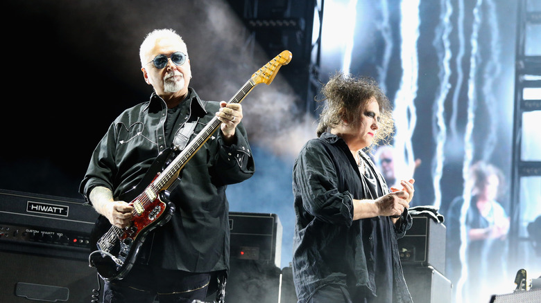 Reeves Gabrels and Robert Smith performing