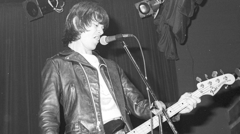 Dee Dee Ramone singing