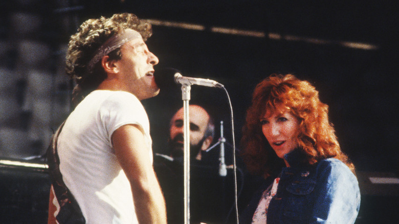 Springsteen and Scialfa singing, 1985