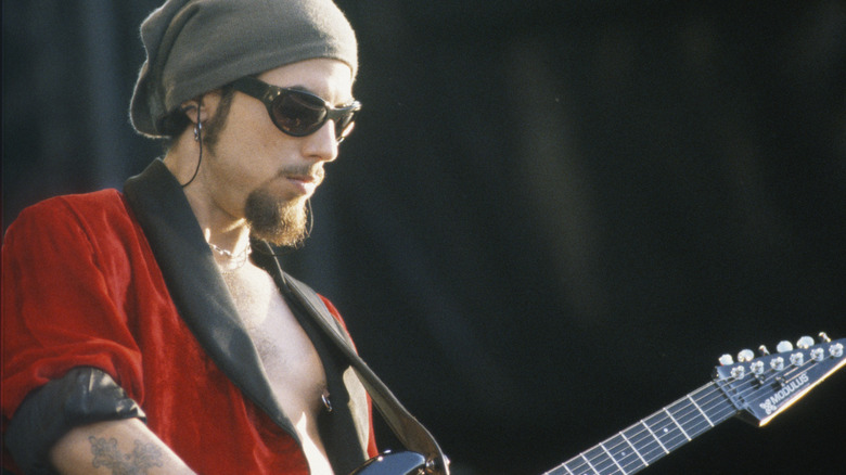Dave Navarro playing guitar