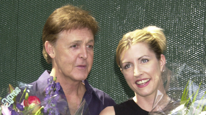 Paul McCartney and Heather Mills holding flowers