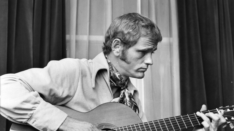 Jerry Reed playing guitar