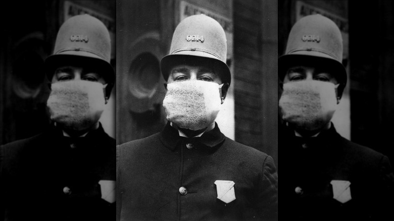 American police officer wearing mask in 1918