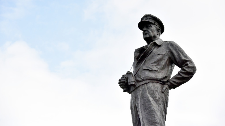 statue of General Douglas MacArthur
