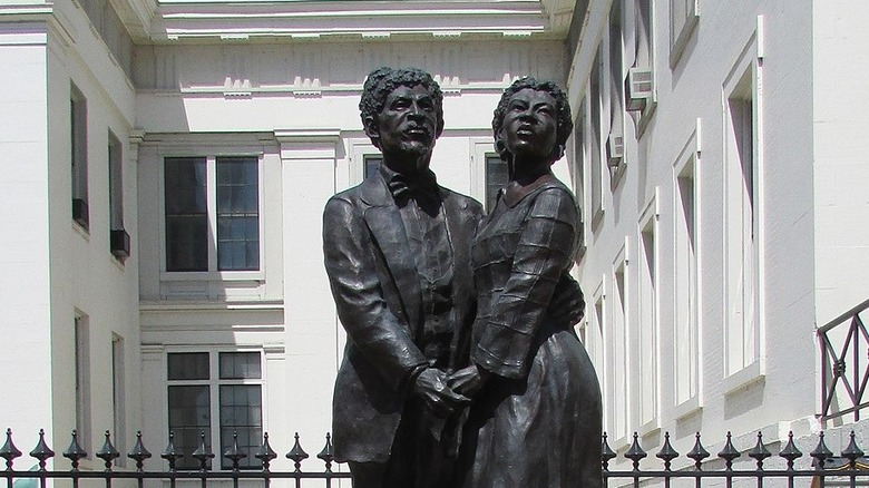 Memorial to Dred and Harriet Robinson Scott outside the Old St. Louis Courthouse. Date
