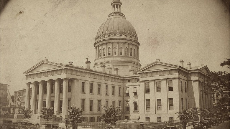 The old St. Louis County courthouse in downtown St.Louis, Missouri, commonly known as the Old Courthouse, as it appeared in 1865.