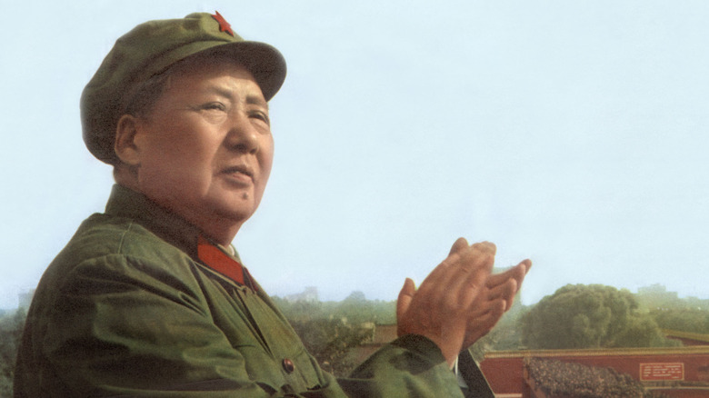 Mao Zedong clapping as he overlooks army