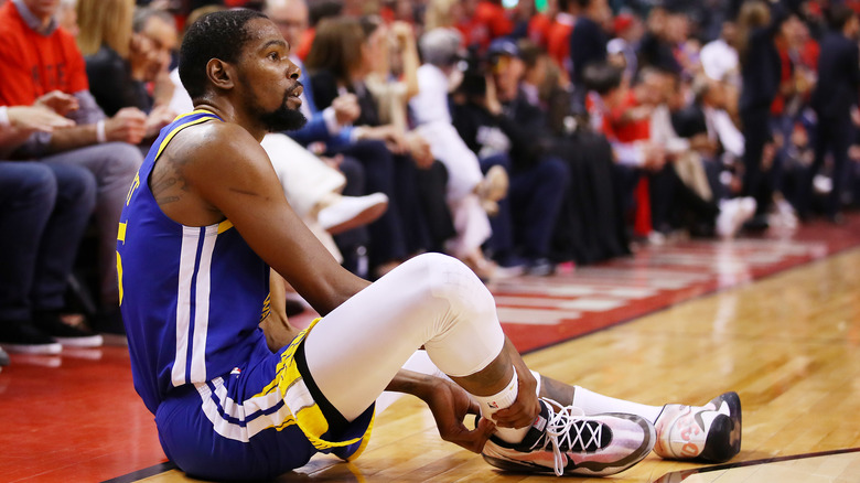 Kevin Durant rubbing ankle