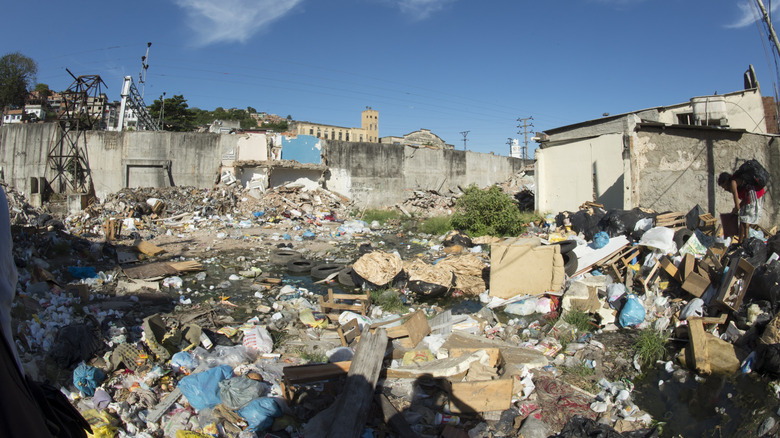 Garbage in Metrô-Mangueira, Rio de Janeiro