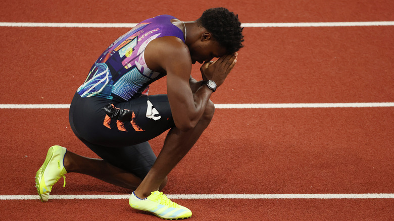 Noah Lyles praying