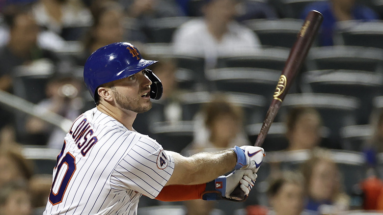 Pete Alonso watching a home run