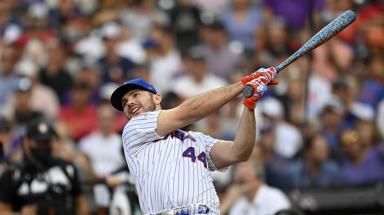 Pete Alonso swinging a bat