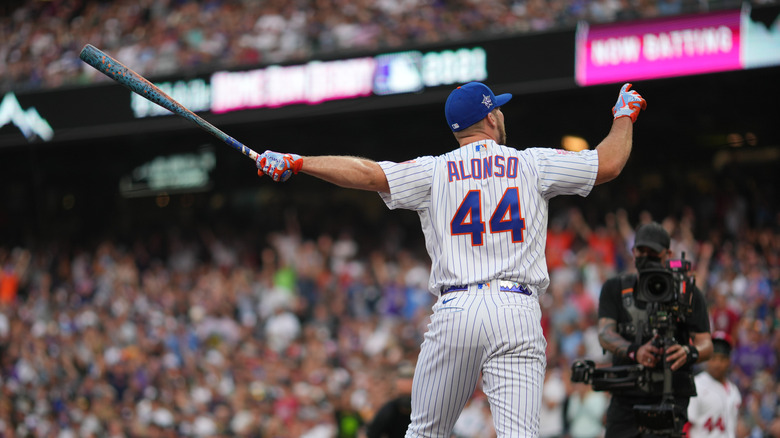 Pete Alonso pointing to fans