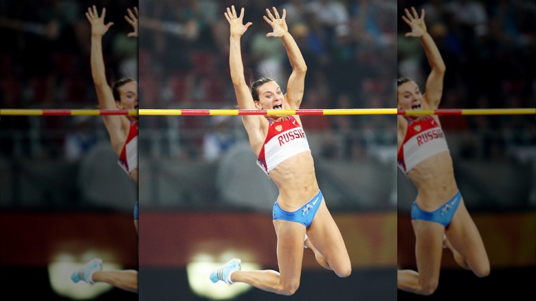 Yelena Isinbaeva vaulting