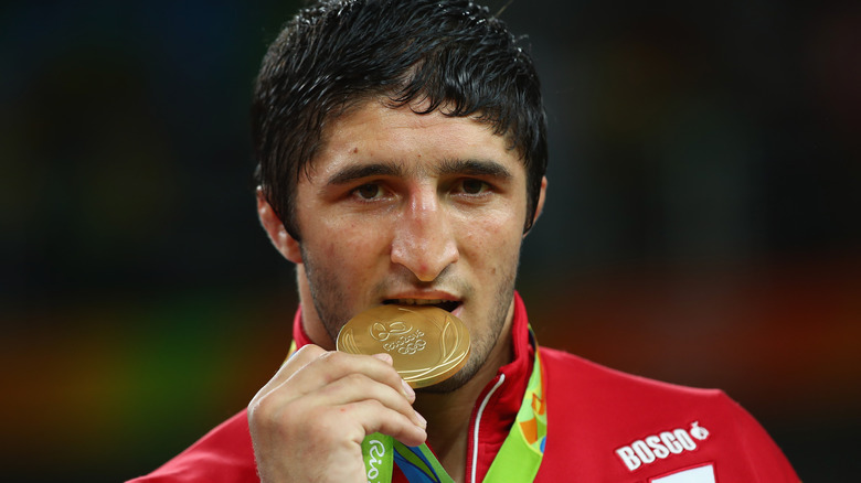 Abdulrashid Sadulaev biting his gold medal