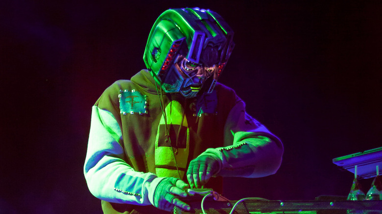 sid wilson performs in costume