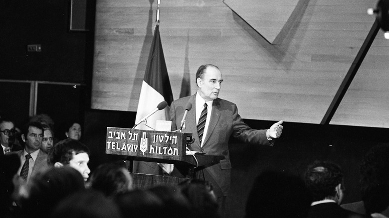 Fracois Mitterrand giving a speech 