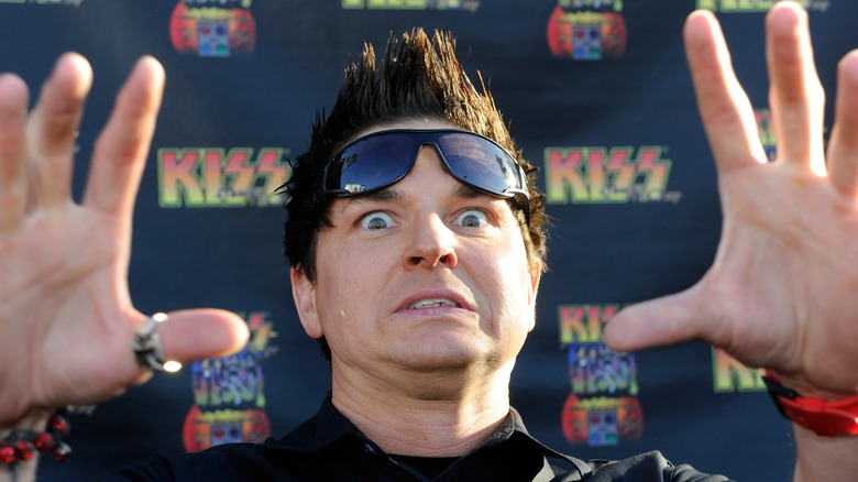 Zak Bagans posing for photos