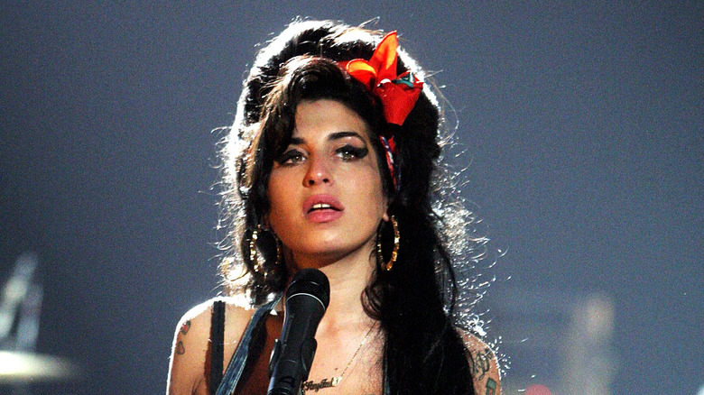 Amy Winehouse performing