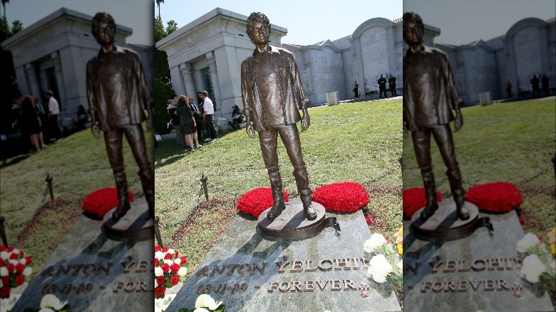 Anton Yelchin's grave 